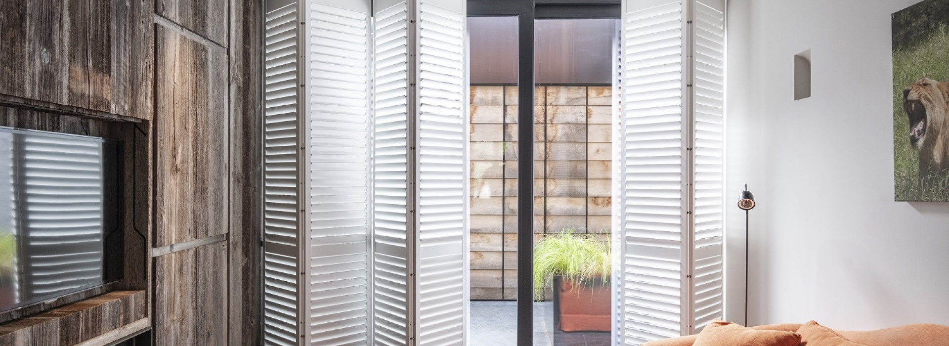 woonkamer witte shutters brugge