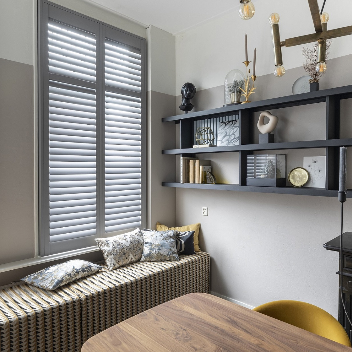 Houten shutters van JASNO in een warm interieur