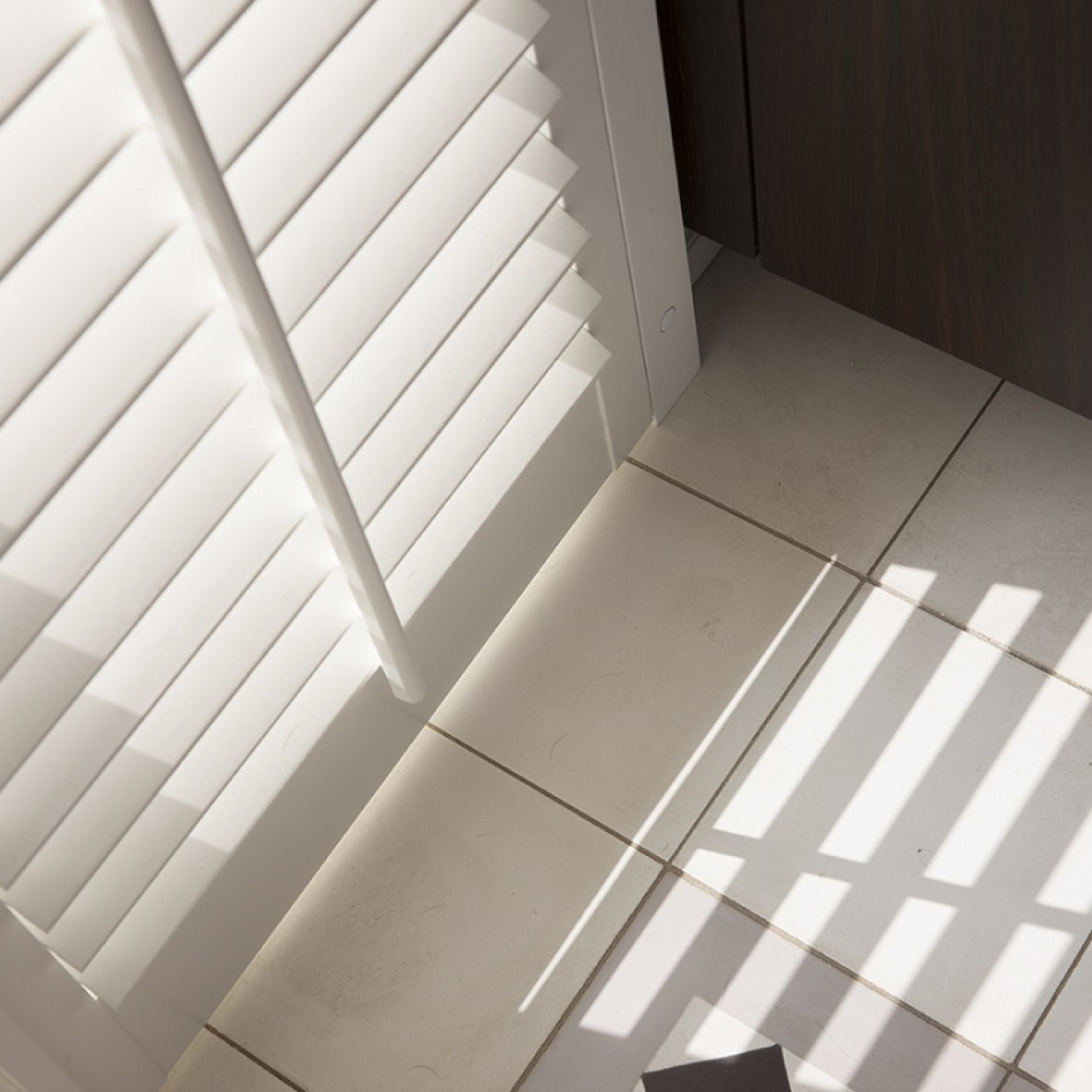 Witte shutters van JASNO met lichtinval