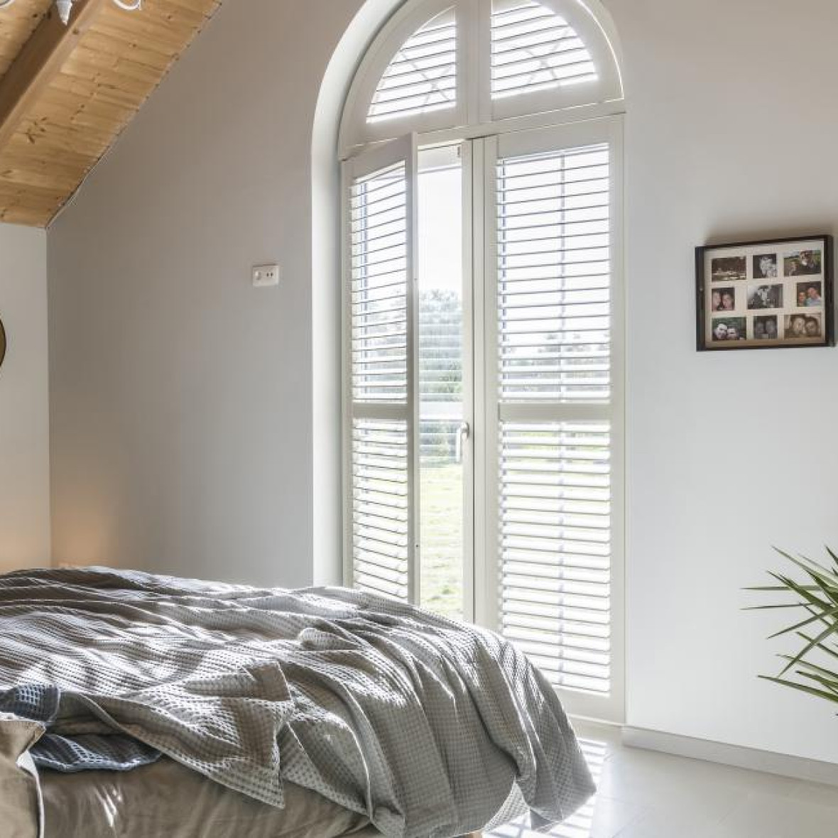 shutters getoogd in slaapkamer balkon