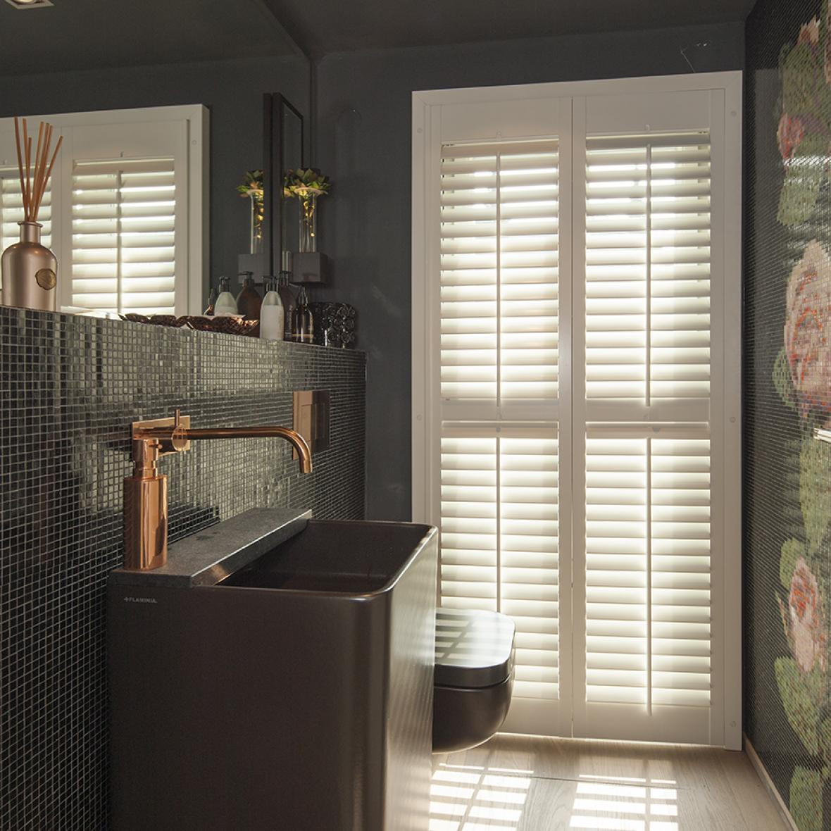 Witte shutters in de badkamer van JASNO