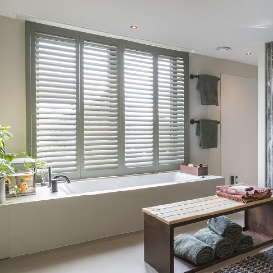 Moss grey shutters badkamer